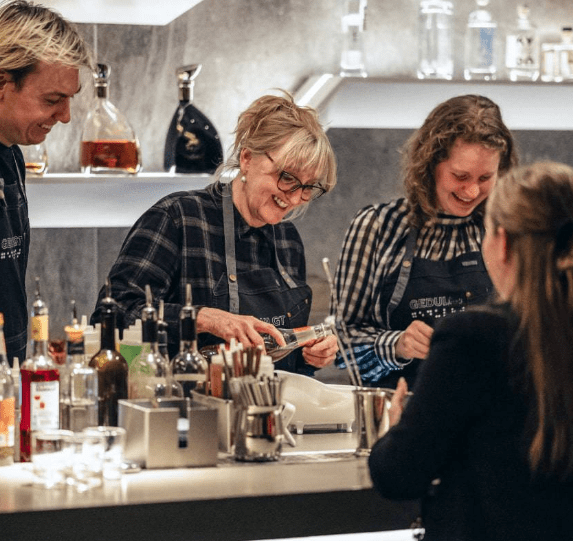 kvinde haelder gin op paa gedulgt