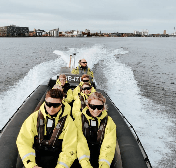 fem personer sejler hurtigt paa limfjorden
