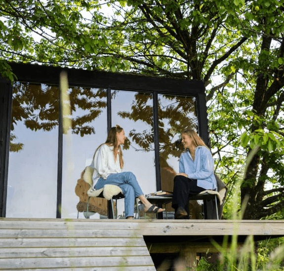 to piger ved en hytte