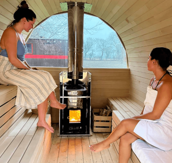 to kvinder i sauna