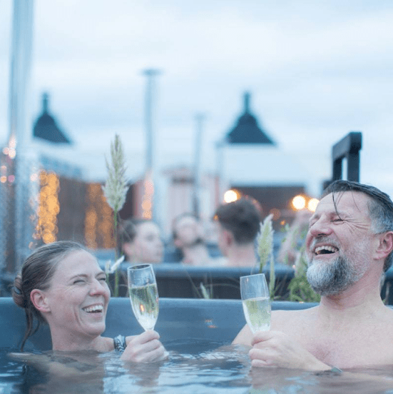 mand og kvinde griner i hottub