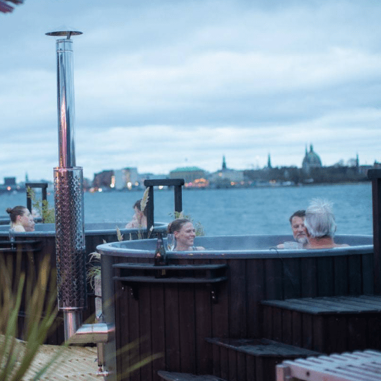 personer sidder i hottub