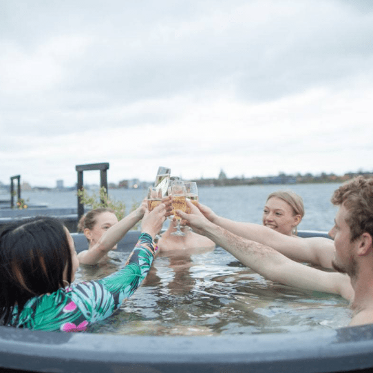 personer skaaler i hottub