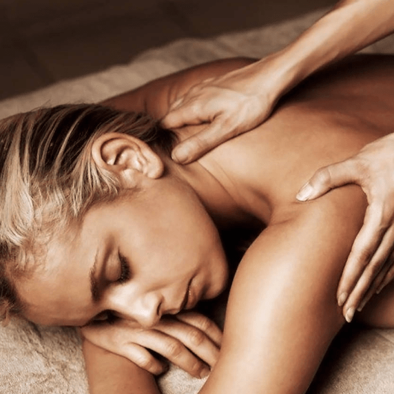 kvinde faar massage
