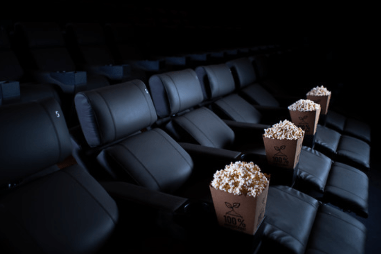 biografsaeder med popcorn