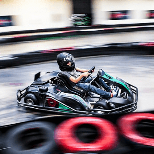 person koerer gokart