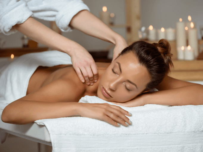 kvinde faar massage